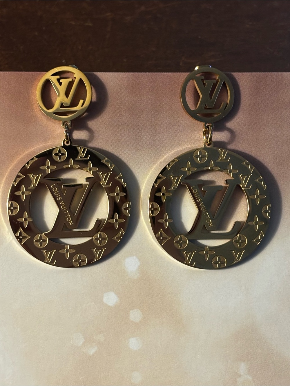 Brand New ! Gold Monogram Circle Drop Earrings - Picture 2 of 4